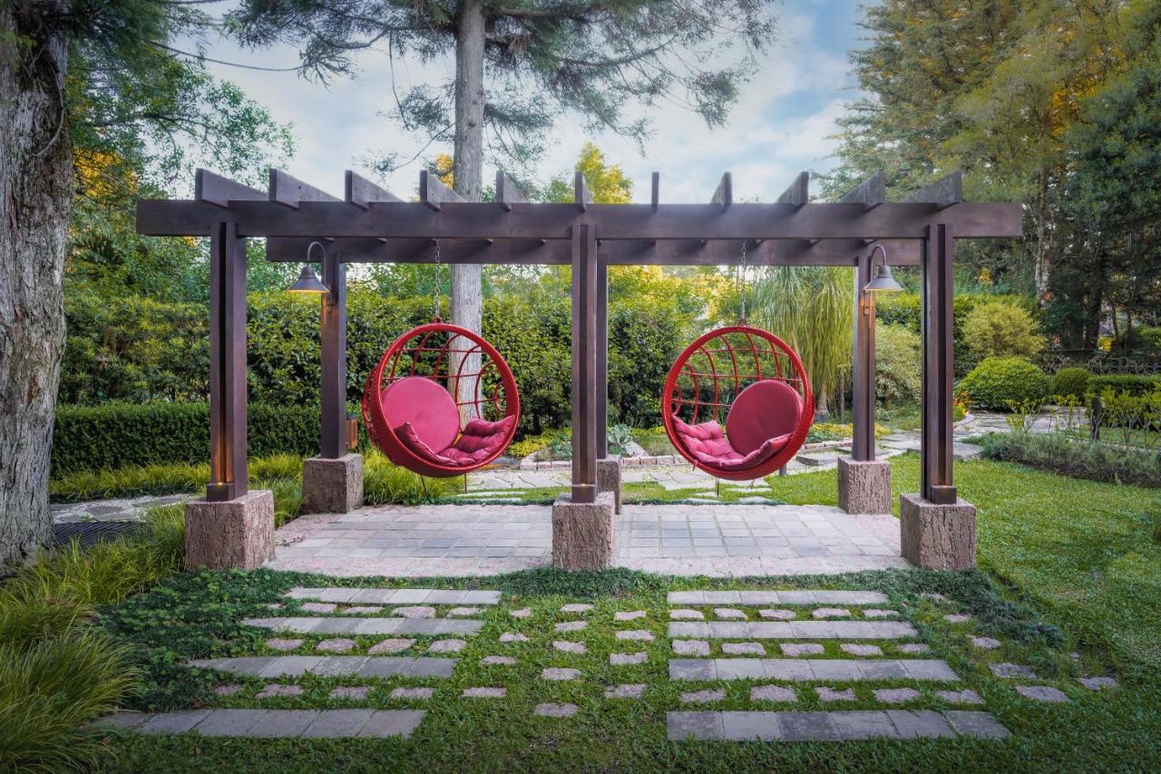 فندق بافاريا سبورت غرامادو المظهر الخارجي الصورة Pergola with hanging chairs