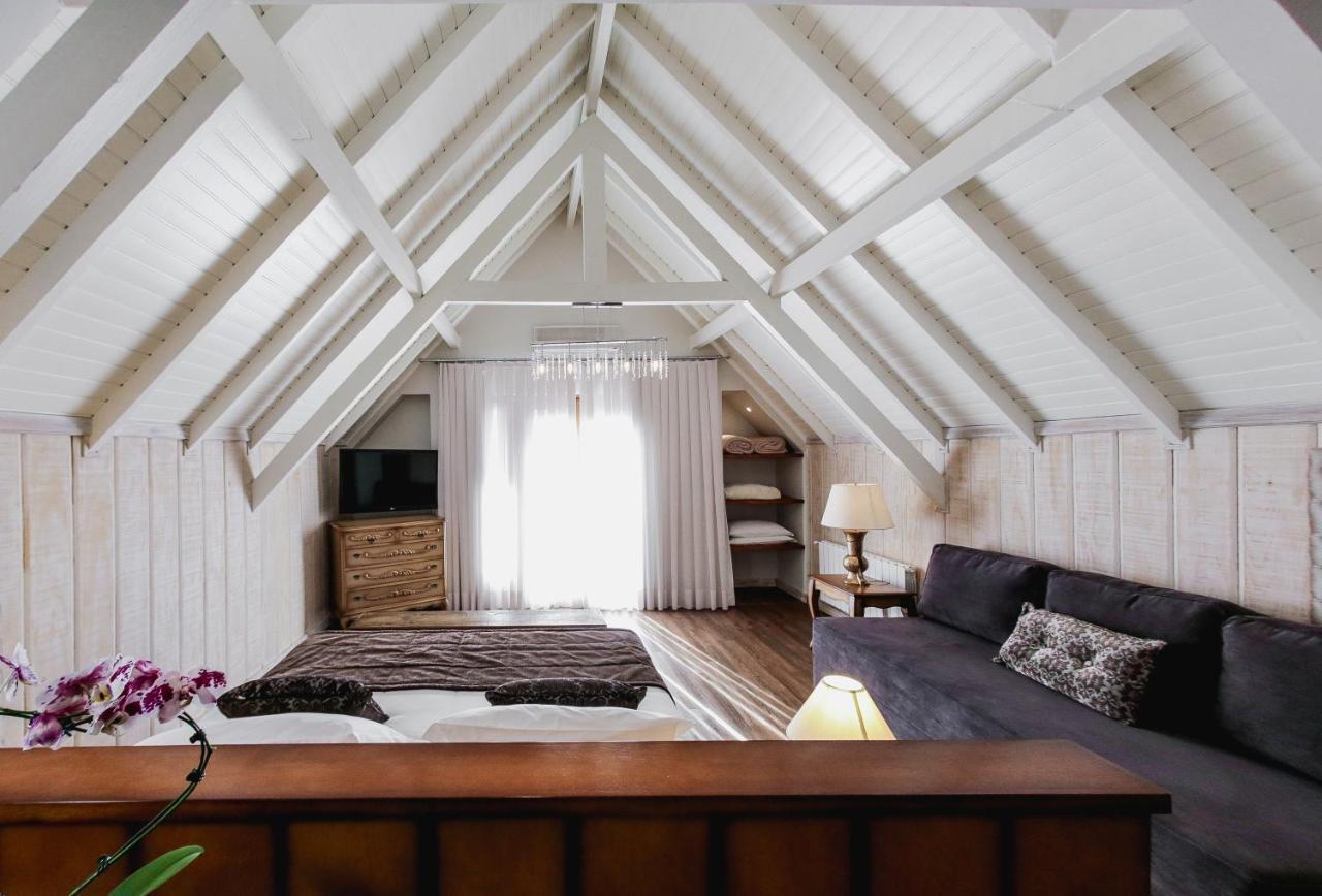 فندق بافاريا سبورت غرامادو المظهر الخارجي الصورة A room in the attic of a house