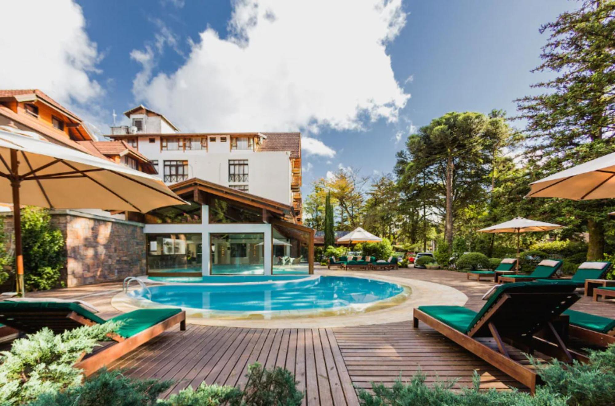فندق بافاريا سبورت غرامادو المظهر الخارجي الصورة The swimming pool at the hotel